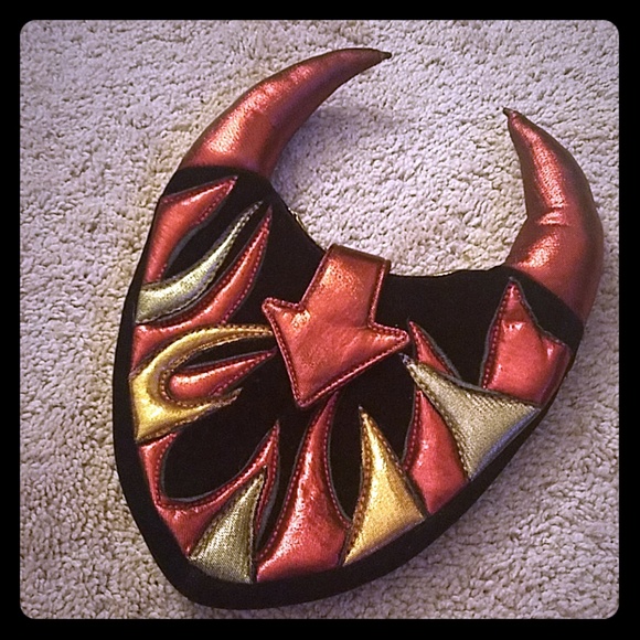 Devil-horn heart clutch
